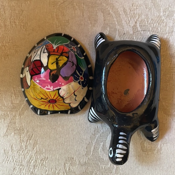 Hand-painted , signed, Mexican folk art terra cotta turtle tortoise trinket box - Picture 6 of 16